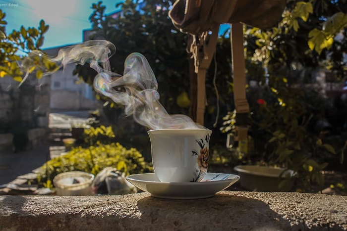 陶瓷杯和茶托的特写照片