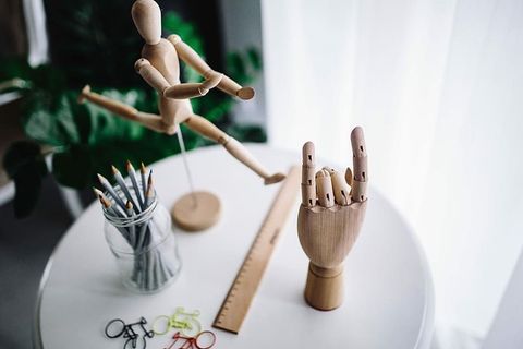 各种姿势的木制人体模型 各种姿势的木制人体模型