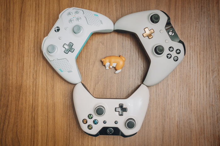 三灰白色 Xbox 控制器