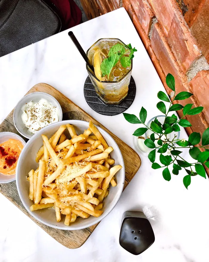 马来西亚，吉隆坡，pokok cafe，在iPhone上拍摄，芯片，大理石桌子，早午餐，咖啡馆