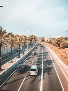 白天在路上超速行驶的车辆