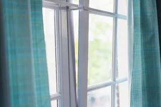 白色木框玻璃窗