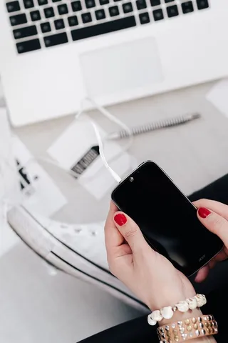 带白色笔记本电脑的女性工作场所