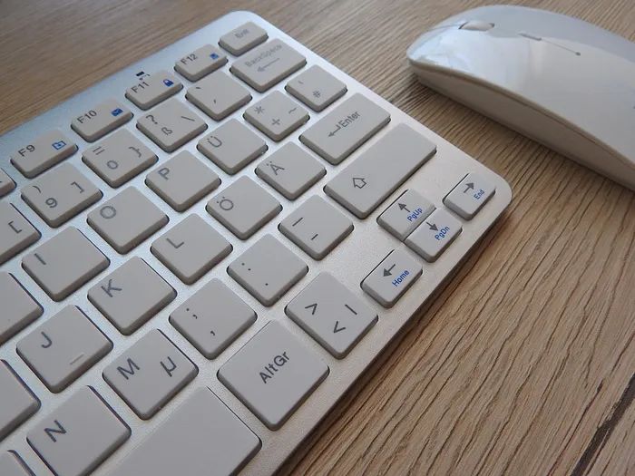 Apple Magic Mouse 旁边的 Apple Wireless Keyboard 键盘