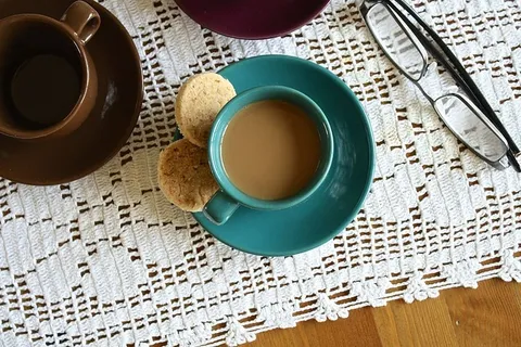 绿色陶瓷杯,咖啡,2个圆形糕点 绿色陶瓷杯,咖啡,2个圆形糕点