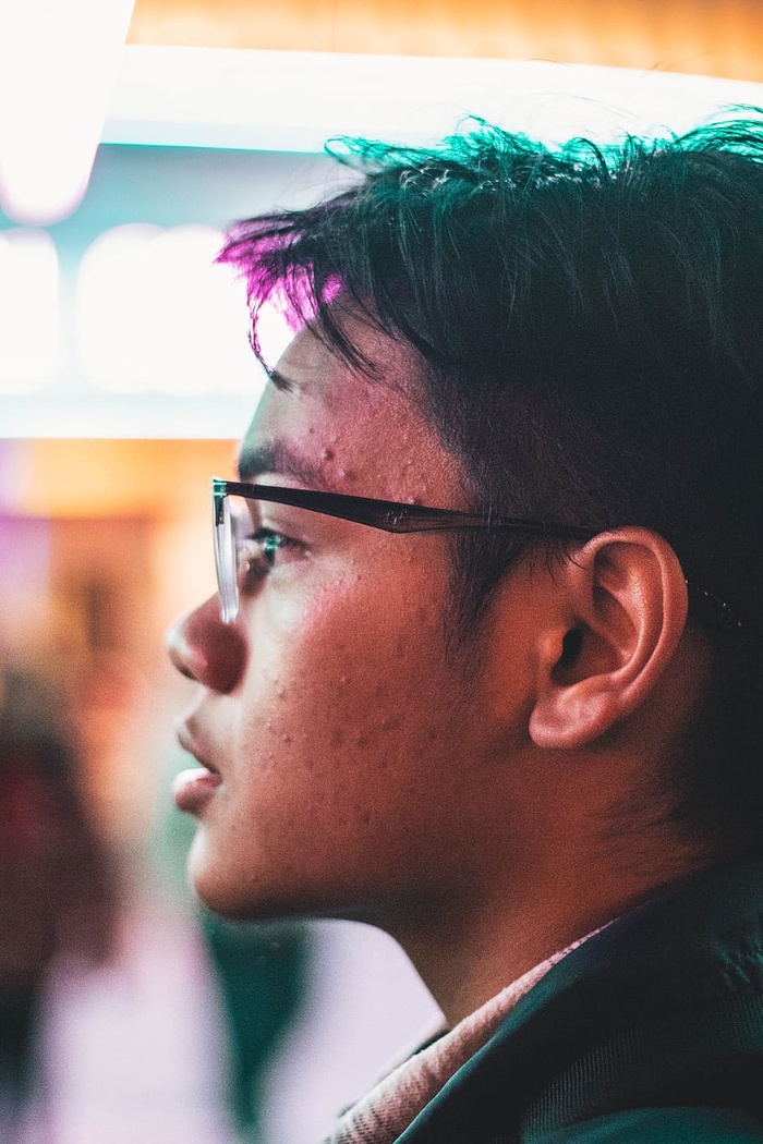 戴黑框眼镜的人