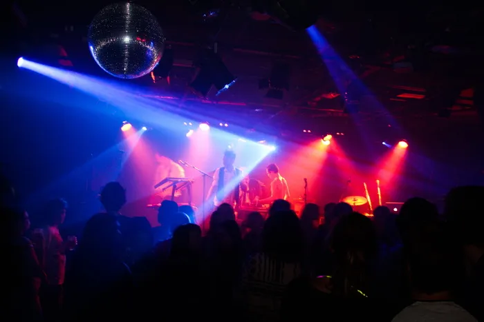 人们观看音乐会、演出、音乐、现场、外出、迪斯科、乐队、舞蹈