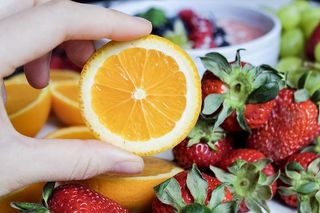 把橘子和草莓切成薄片