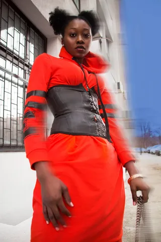 女式橙领长袖连衣裙和灰色紧身胸衣