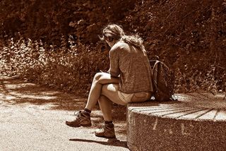 人，坐着，树，人，女人，孤独，一个人，交叉双腿