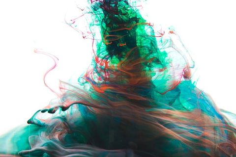 红色和绿色墨水扭曲的照片