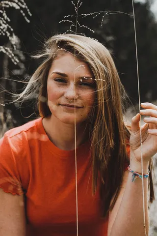 白天微笑的女人