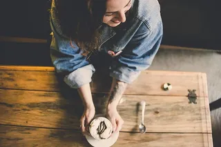 站在桌子旁边拿着蛋糕的女人