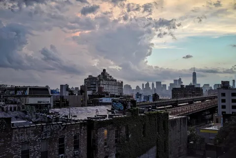 中午白云下黑水泥楼照片 中午白云下黑水泥楼照片