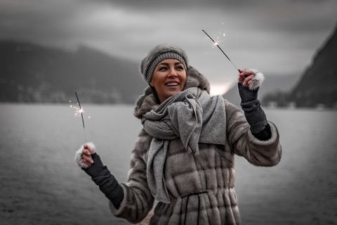 拿着火花的女人的聚焦摄影