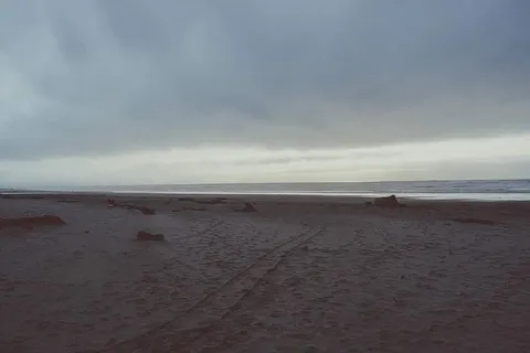 多云天气下的海滩前沿 多云天气下的海滩前沿