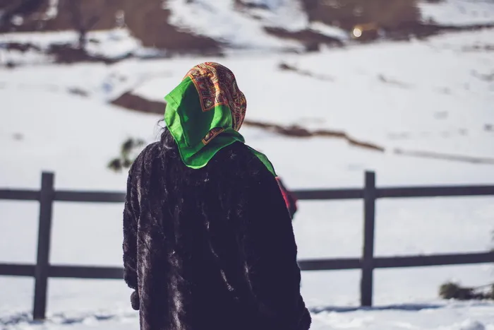 站在雪地上的人的选择性聚焦摄影
