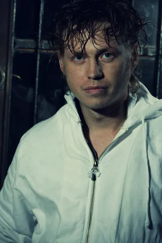 portait，男士，年轻，金发，头发，潮湿，下雨，时尚