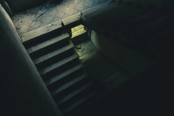 灰色混凝土楼梯摄影