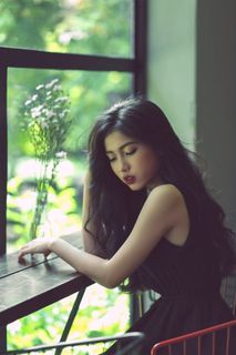 女人，黑色，无袖连衣裙，坐着，窗户，悲伤，思考，爱