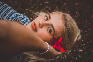 女子躺在地上的特写照片