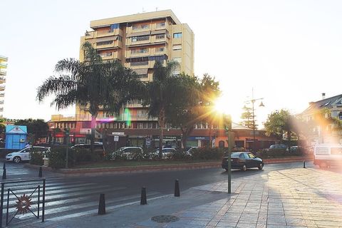 日落在普通的城市街道上