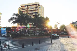 日落在普通的城市街道上