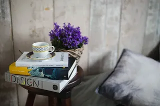 床边的木凳上放着书和紫色的花