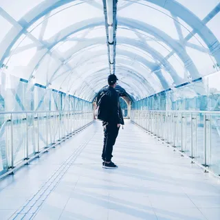 站在圆顶内的男子