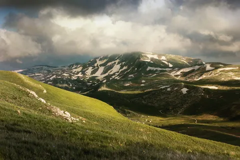 白天多云天空下的山景 白天多云天空下的山景