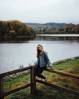 坐在棕色木栅栏上的女人