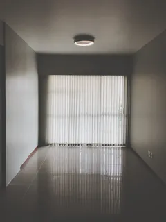 窗帘紧闭的空房间 窗帘紧闭的空房间
