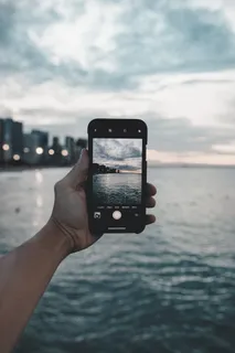 在水体附近拍照的人