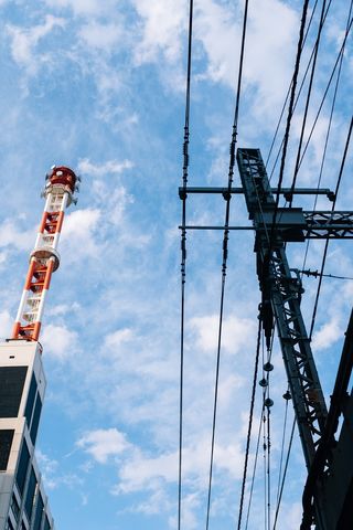 日本，东京，多云的天空，子弹头列车电缆，电缆，新干线，红白天线，天线