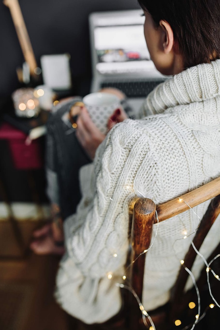 在家庭办公室喝热茶的女人