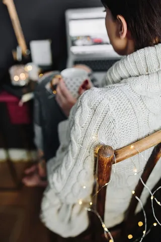 在家庭办公室喝热茶的女人