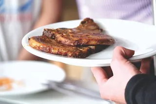 男人在盘子里准备食物的特写镜头