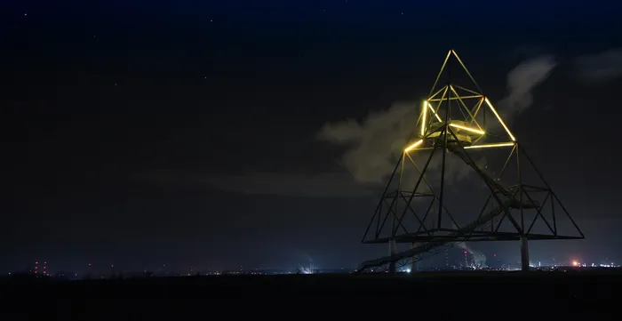夜空映衬下的城市光迹