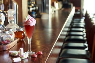 酒吧，鸡尾酒，混合饮料，食品和饮料，冷冻食品，酒吧-饮料设施，饮料，室内