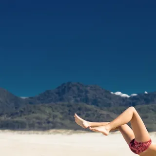 海边女人的选择性聚焦摄影 海边女人的选择性聚焦摄影
