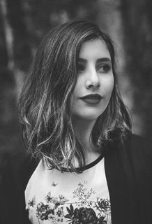 穿羊毛衫的女人的灰度照片