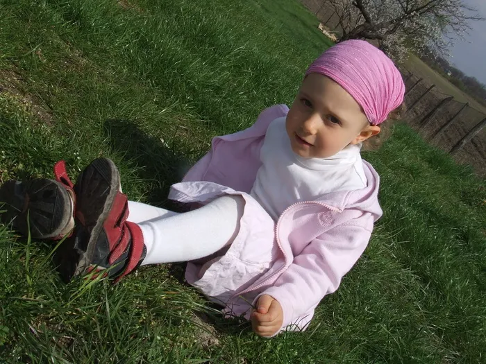 孩子，粉色，冬天，风景，坐在草地上，女孩，快乐