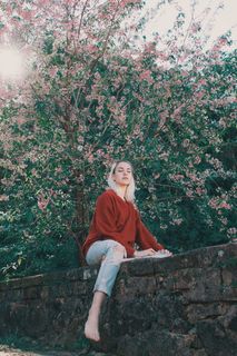 坐在窗台上的女人的照片