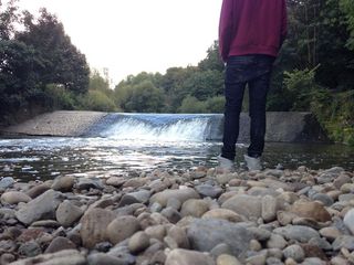 英国，沃尔顿·勒代尔，人物，河流，海滩，卵石，堰，水