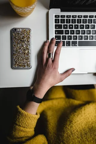 在笔记本电脑前工作的女商人