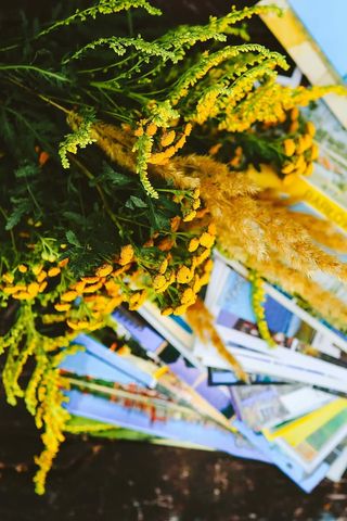 木地板上的黄色花朵和其他物品