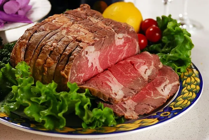 特写、摄影、珍稀、熟的、火腿、盘子、生菜、烤牛肉