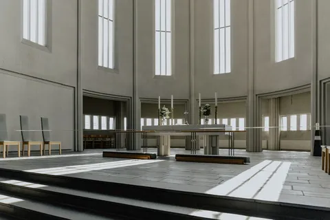 灰色彩绘建筑内的空椅子