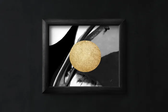 镶框肖像上的圆形棕色硬币