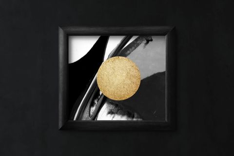 镶框肖像上的圆形棕色硬币